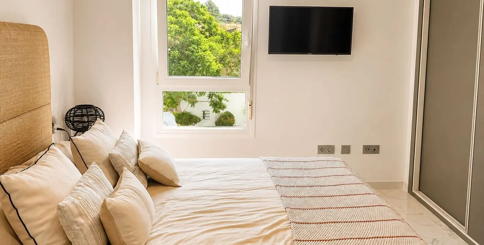 Venta de apartamento en planta media en San Pedro de Alcántara 1
