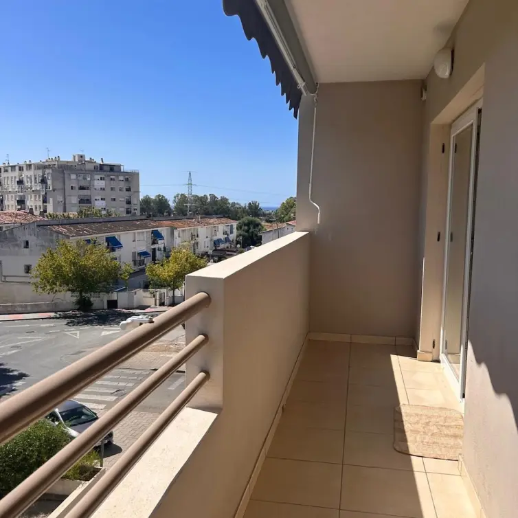 Venta de apartamento en planta media en San Pedro de Alcántara