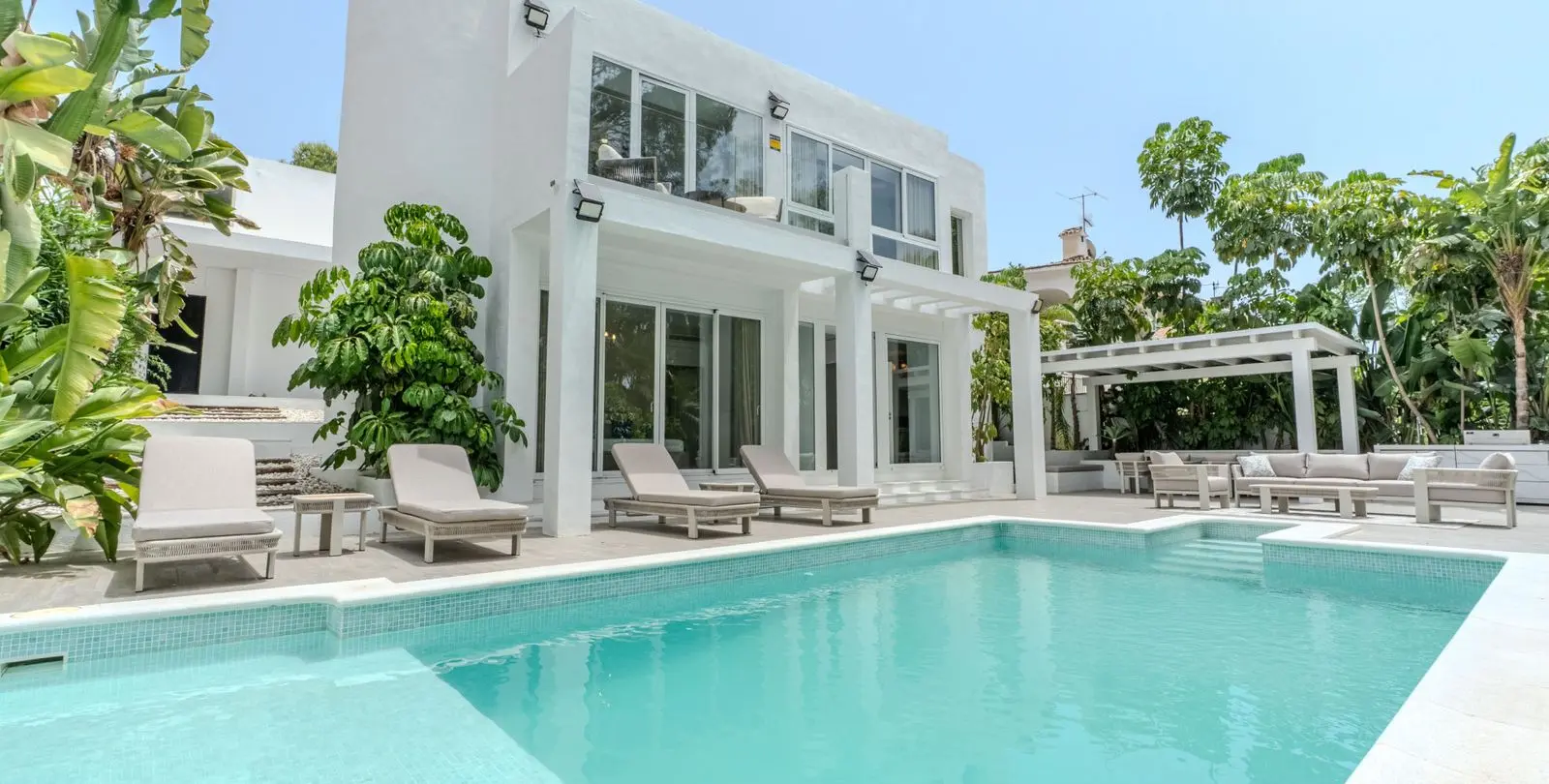 Venta de villa independiente en Nueva Andalucía 1