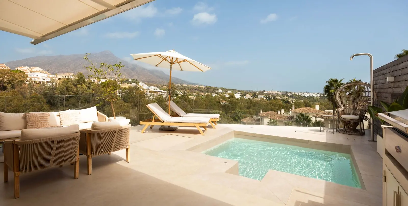 Venta de apartamento en planta media en Nueva Andalucía 1