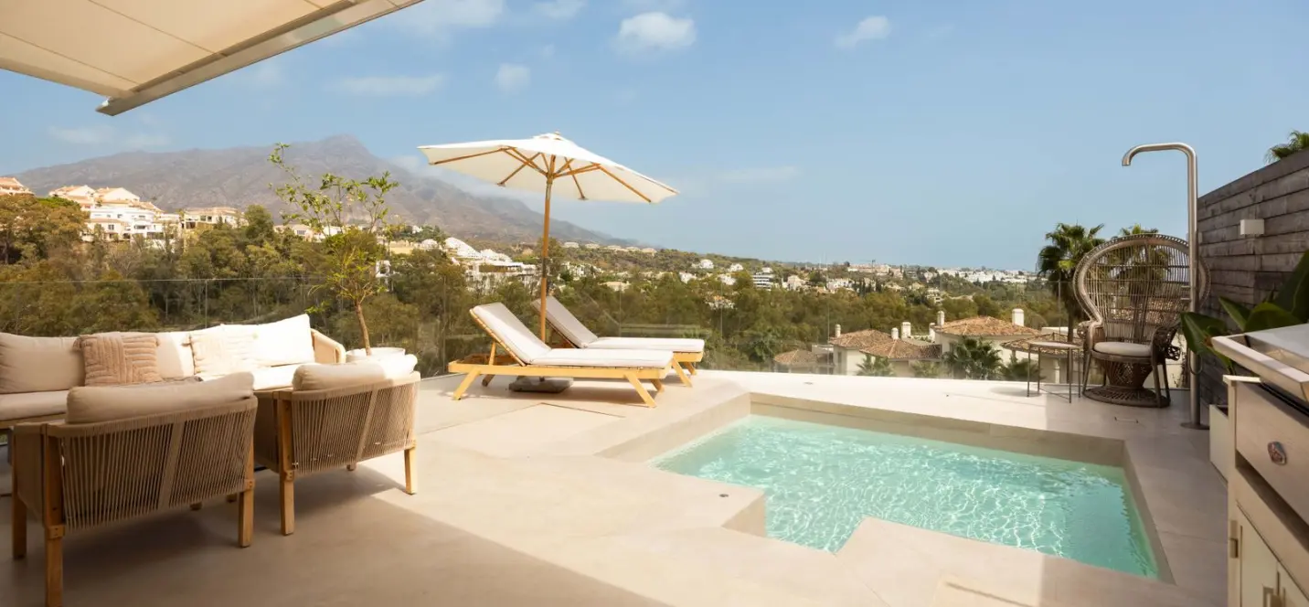 Venta de apartamento en planta media en Nueva Andalucía 0