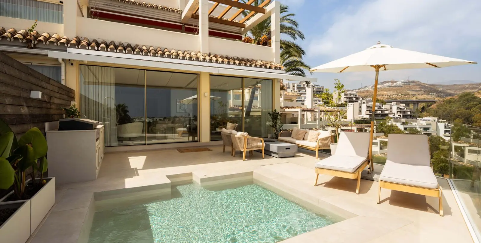 Venta de apartamento en planta media en Nueva Andalucía 3