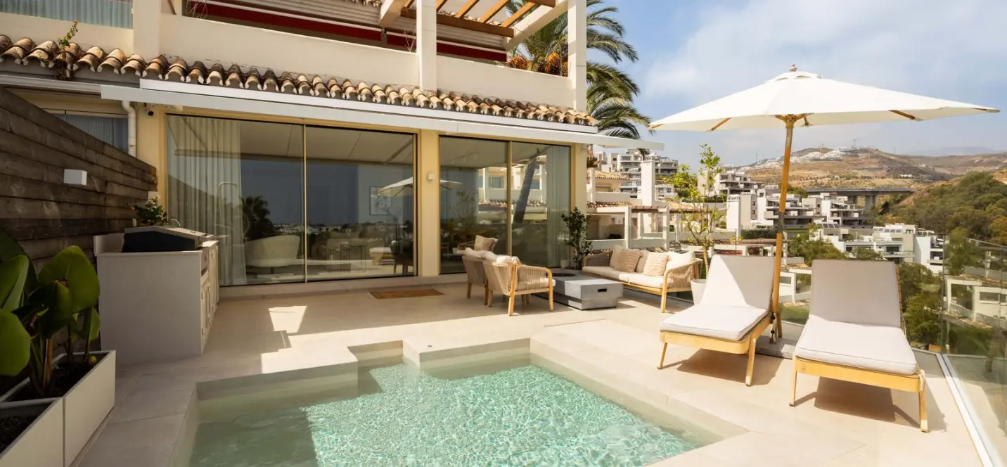 Venta de apartamento en planta media en Nueva Andalucía 2