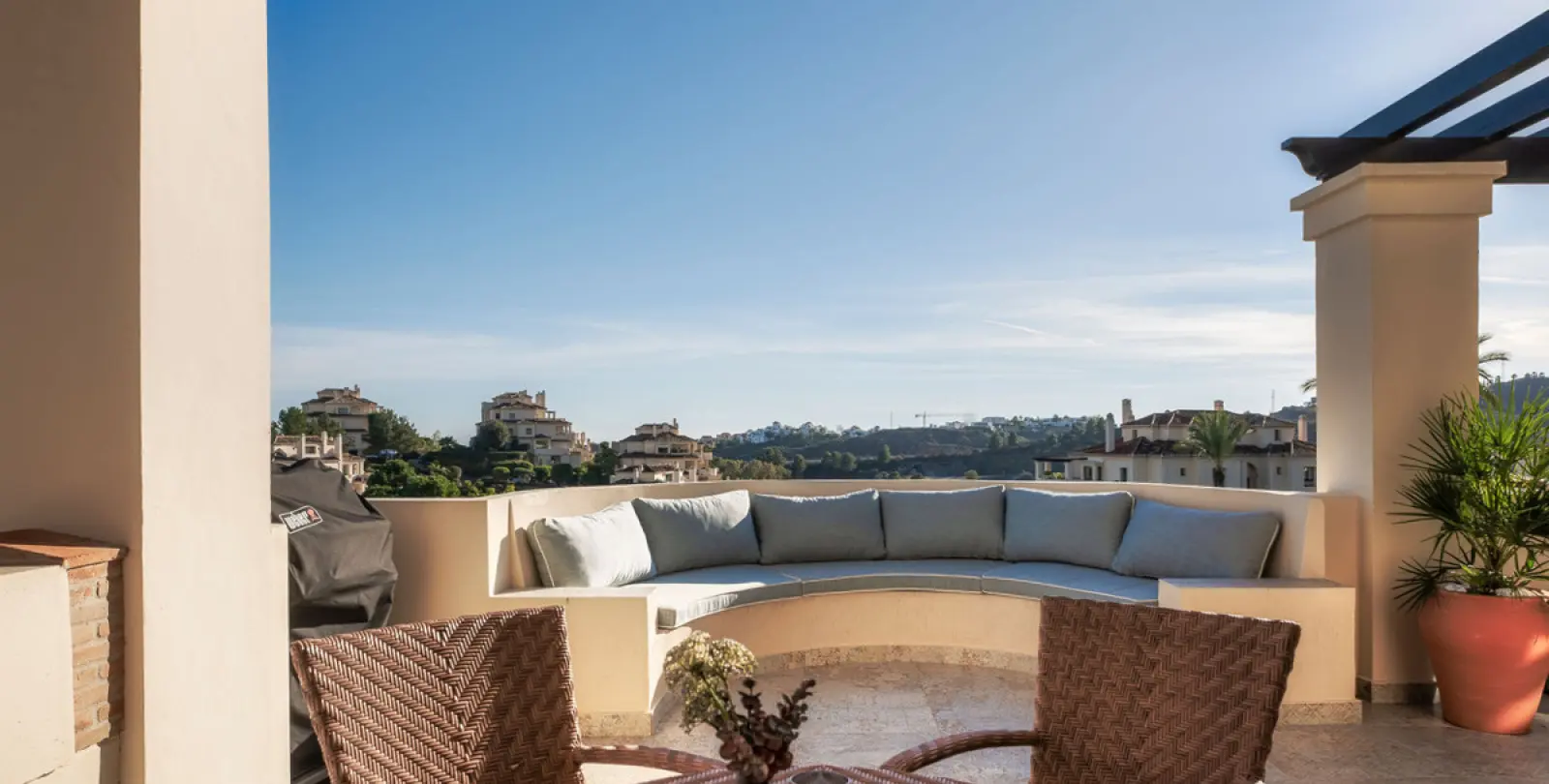 Long-term rent of middle floor apartment in Benahavís 1