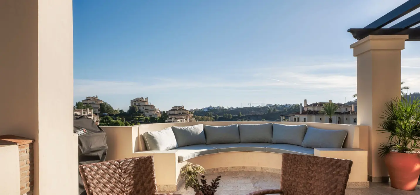 Long-term rent of middle floor apartment in Benahavís 0