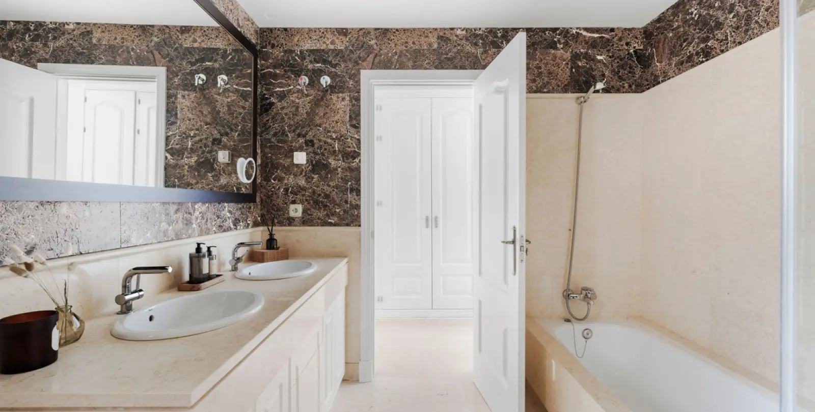 Long-term rent of middle floor apartment in Benahavís 7