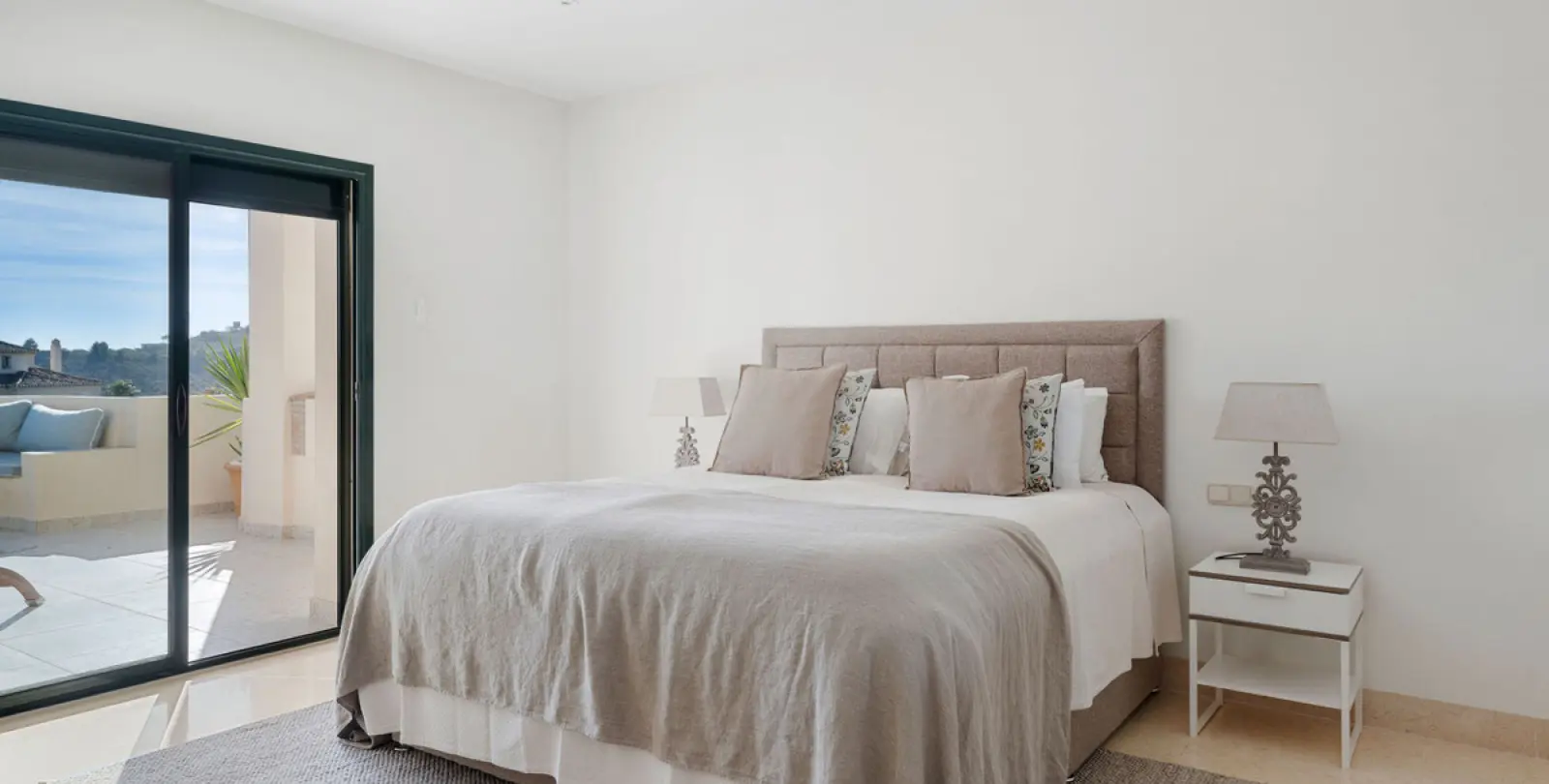 Long-term rent of middle floor apartment in Benahavís 8