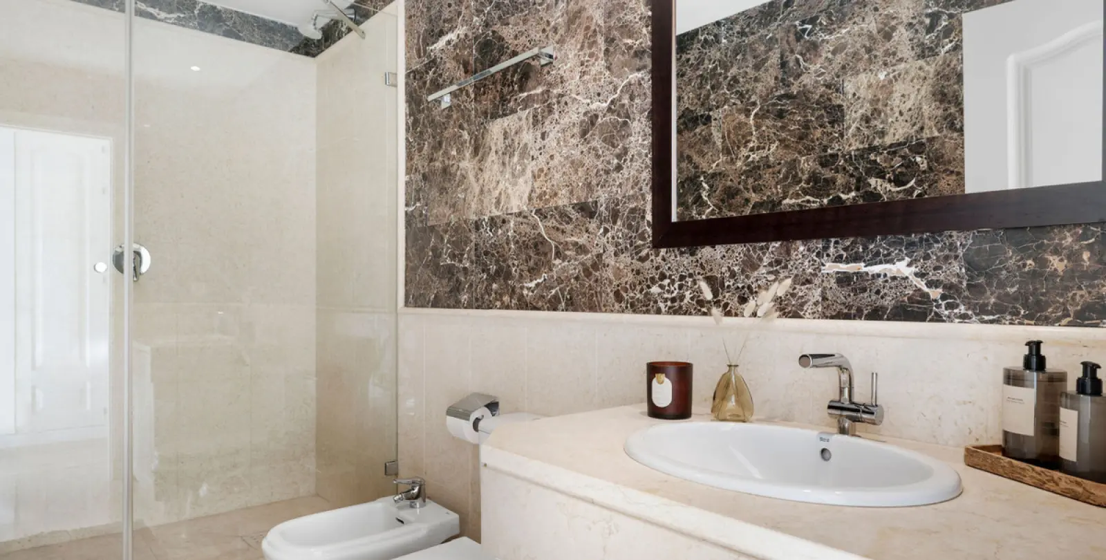 Long-term rent of middle floor apartment in Benahavís 11
