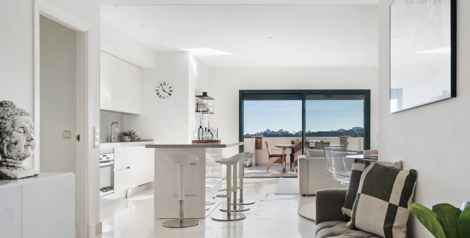 Long-term rent of middle floor apartment in Benahavís 14