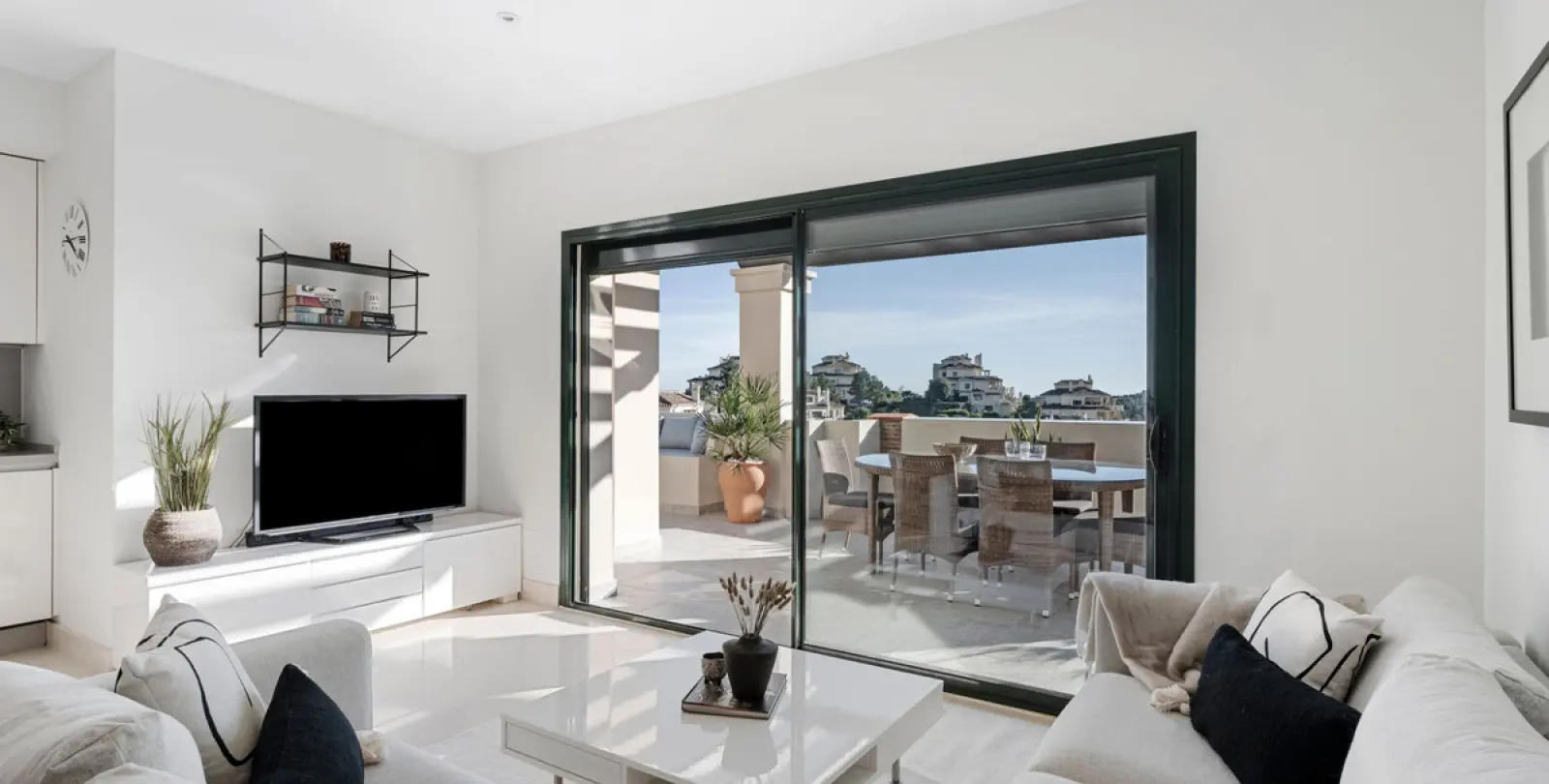 Long-term rent of middle floor apartment in Benahavís 18