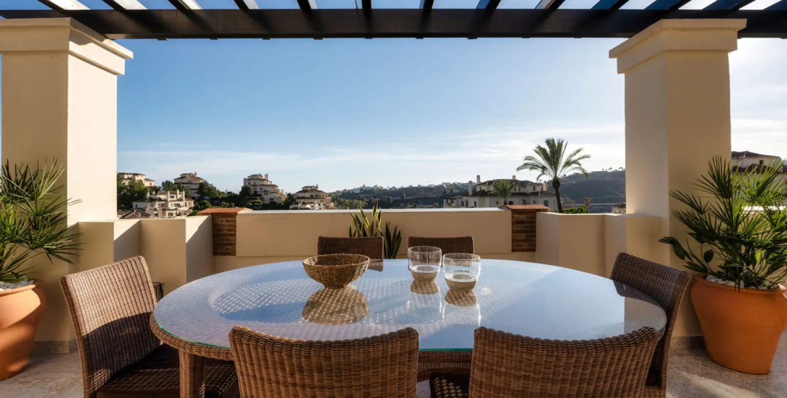 Long-term rent of middle floor apartment in Benahavís 21