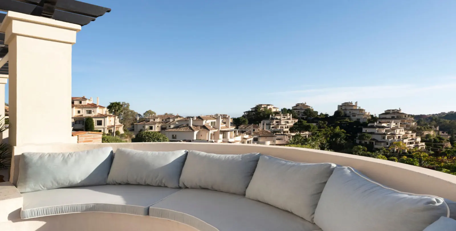 Long-term rent of middle floor apartment in Benahavís 22