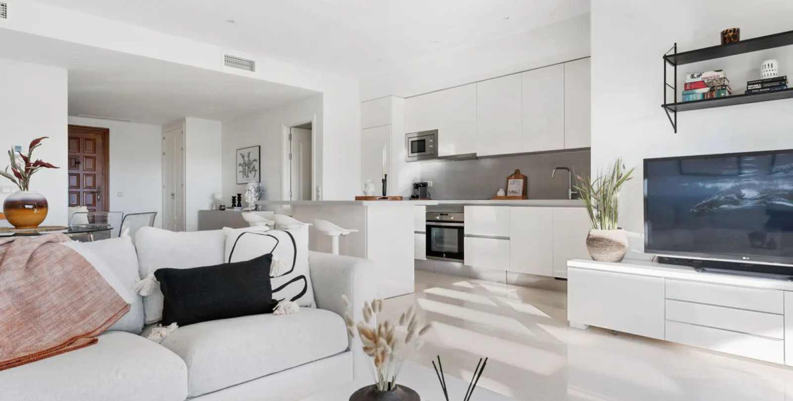 Long-term rent of middle floor apartment in Benahavís 28