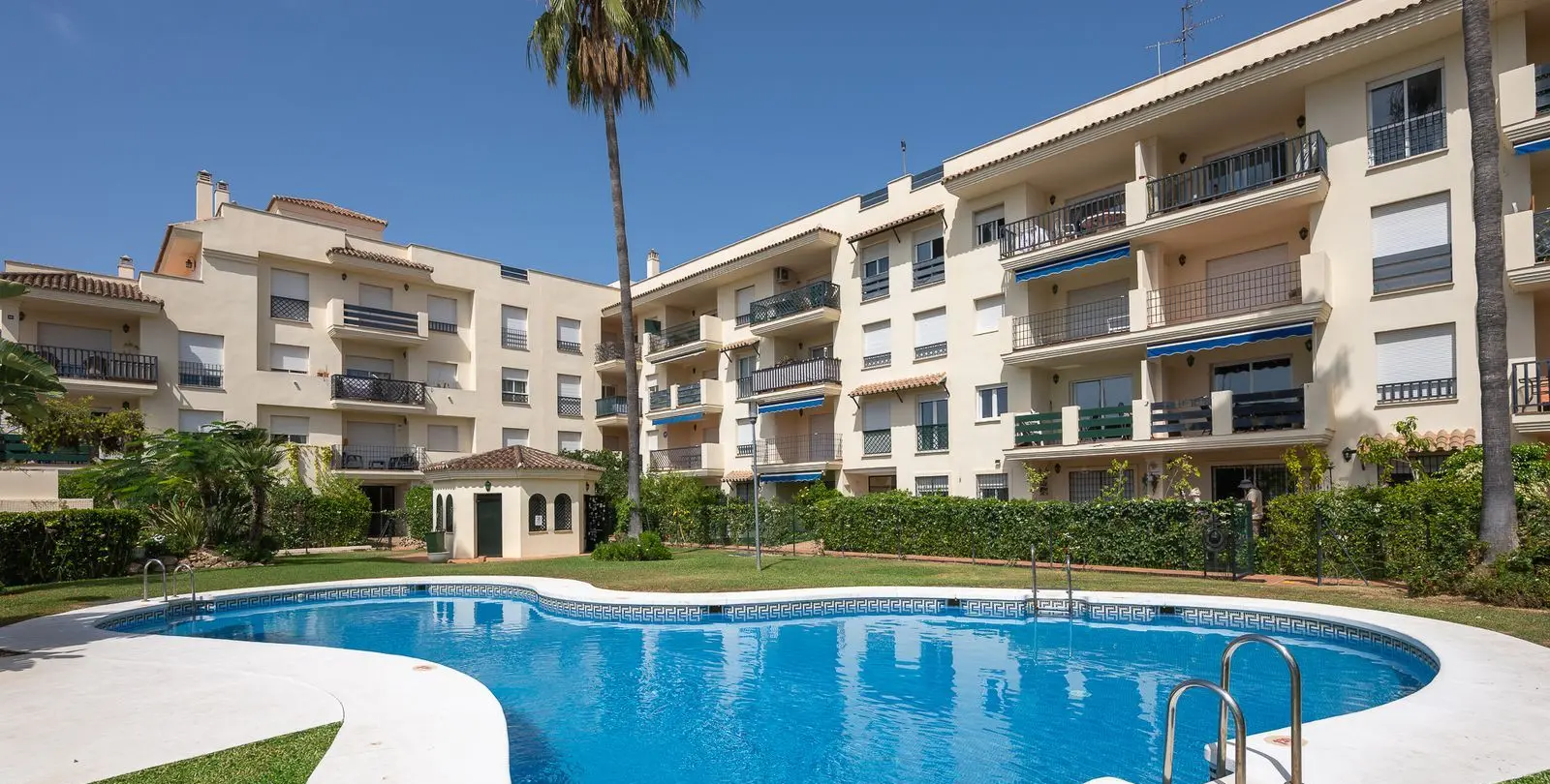Venta de apartamento en planta media en Nueva Andalucía 1
