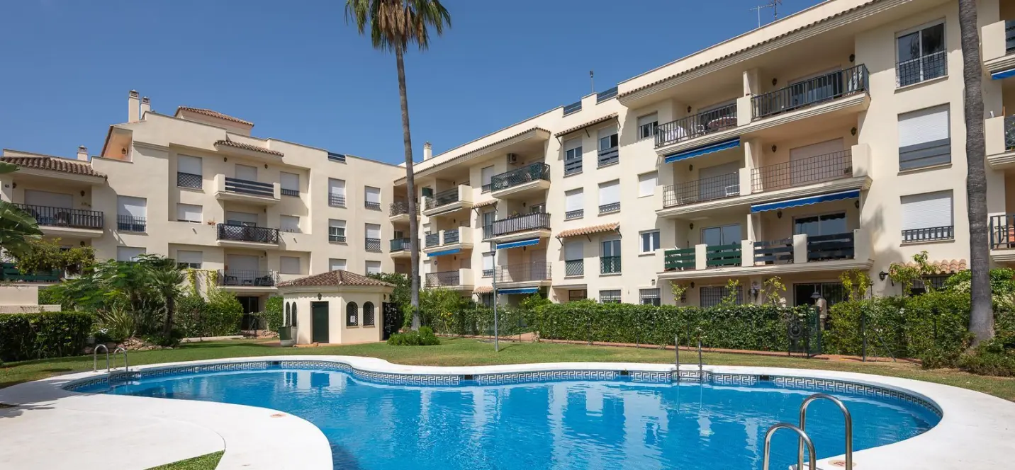 Venta de apartamento en planta media en Nueva Andalucía 0
