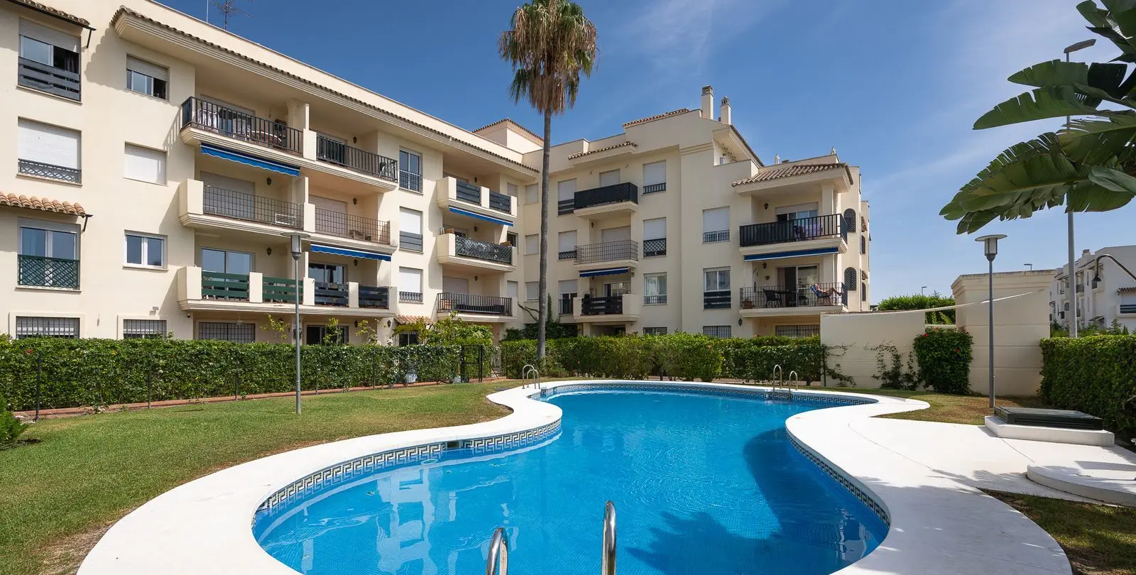 Venta de apartamento en planta media en Nueva Andalucía 2