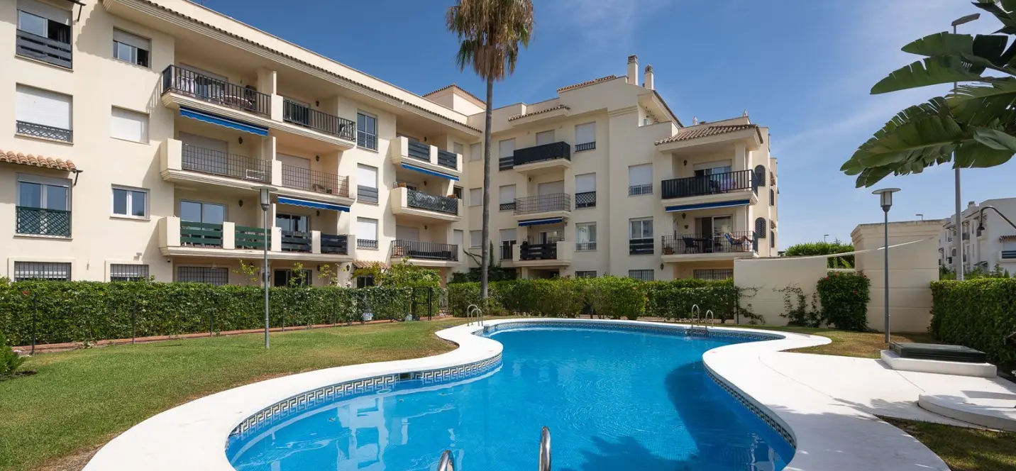 Venta de apartamento en planta media en Nueva Andalucía 1