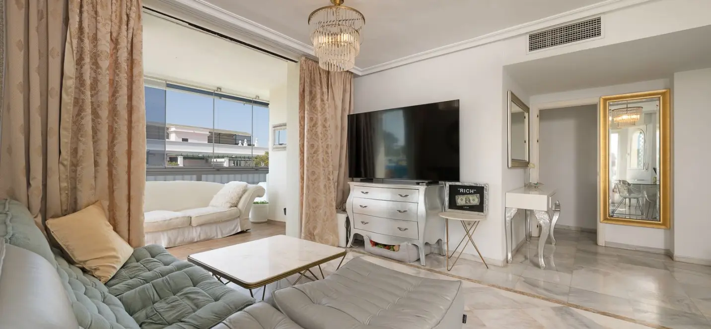Venta de apartamento en planta media en Nueva Andalucía 2