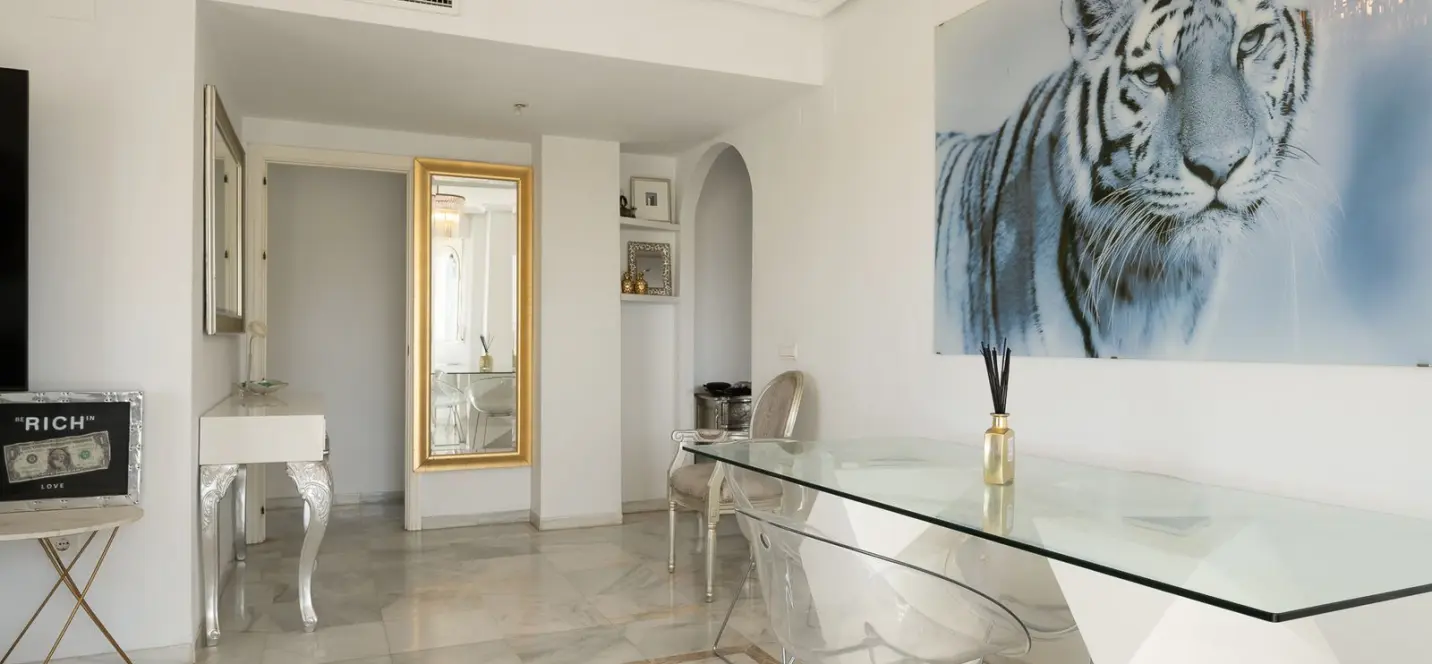 Venta de apartamento en planta media en Nueva Andalucía 3