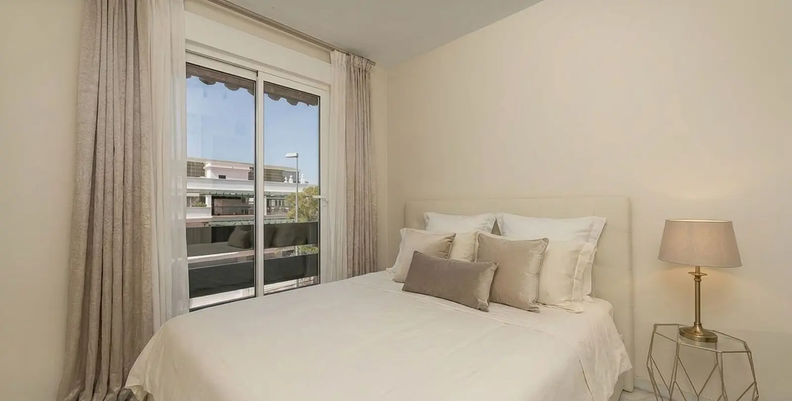 Venta de apartamento en planta media en Nueva Andalucía 10