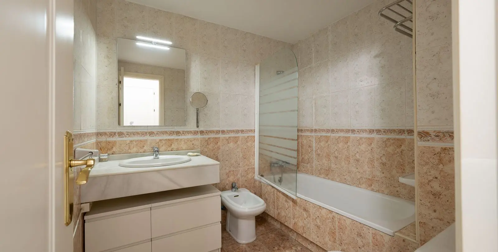 Venta de apartamento en planta media en Nueva Andalucía 13