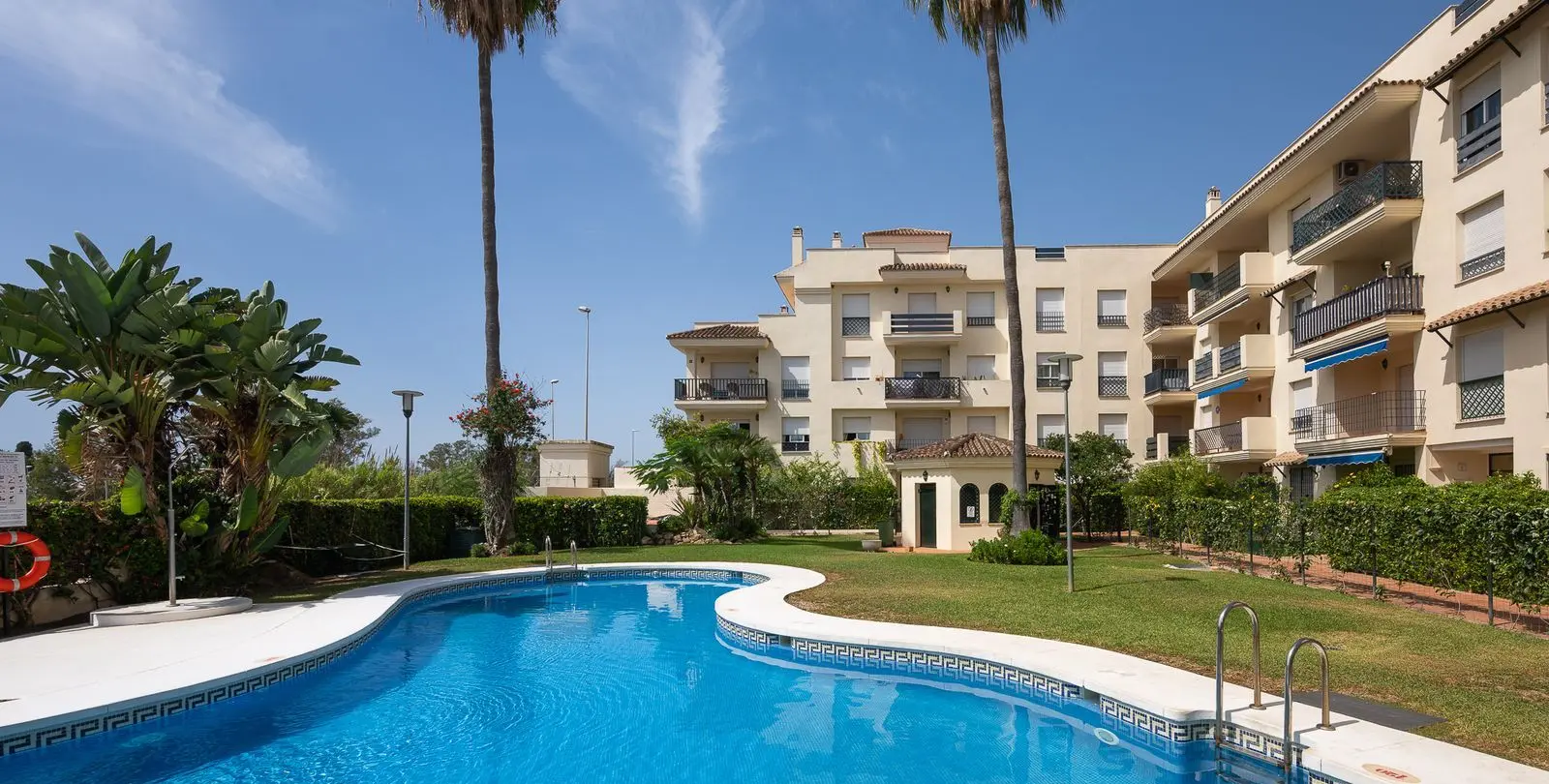 Venta de apartamento en planta media en Nueva Andalucía 14