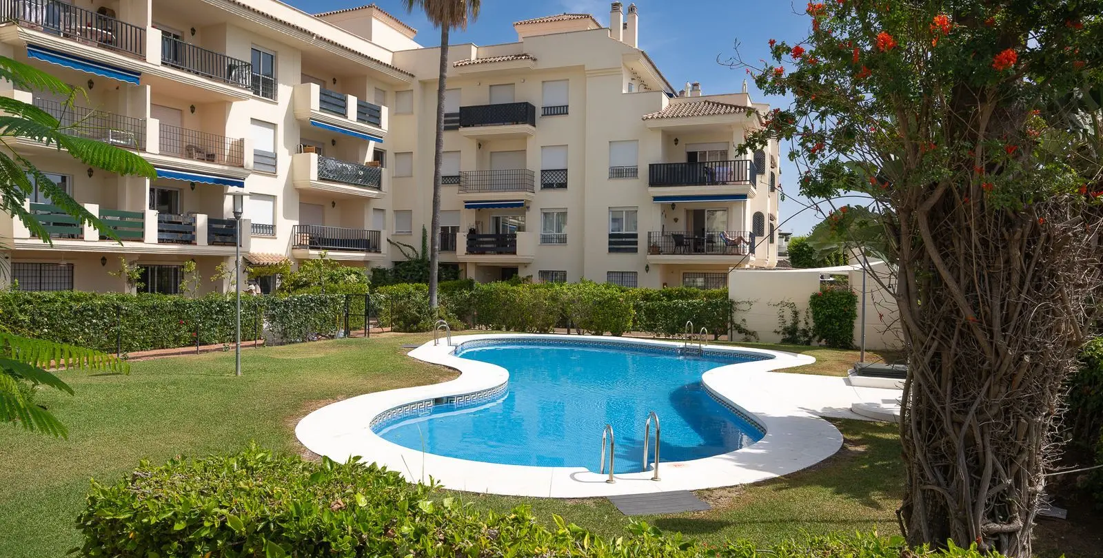 Venta de apartamento en planta media en Nueva Andalucía 15