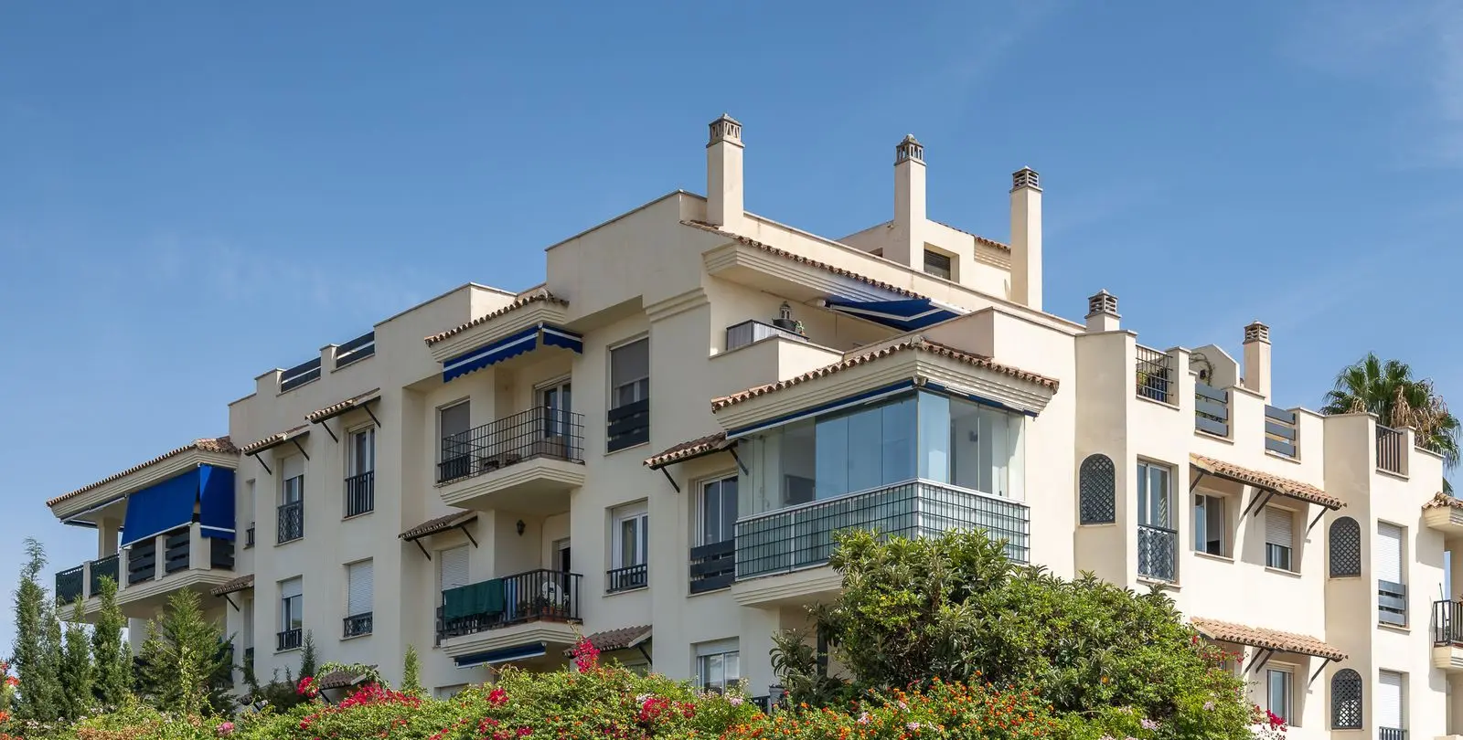 Venta de apartamento en planta media en Nueva Andalucía 17