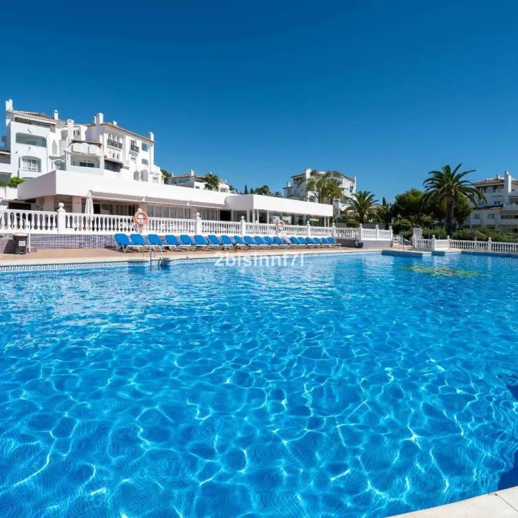 Venta de apartamento en planta media en Elviria