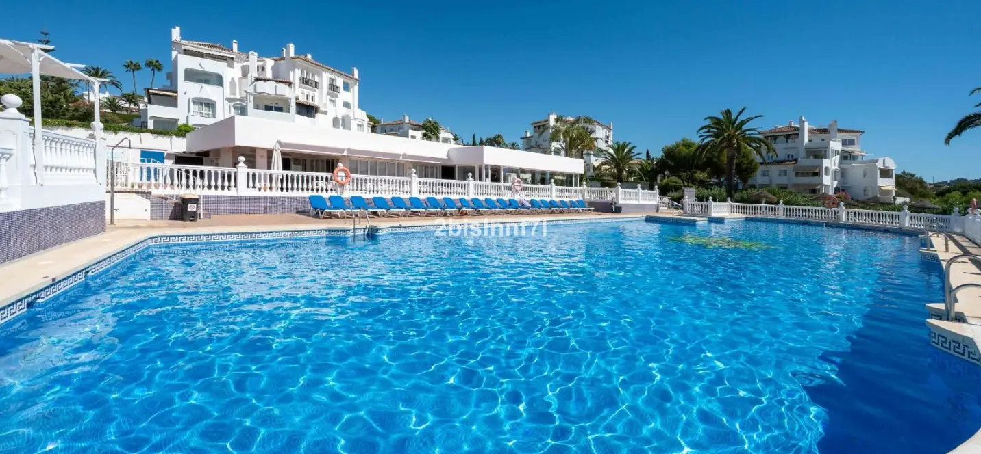 Venta de apartamento en planta media en Elviria 0