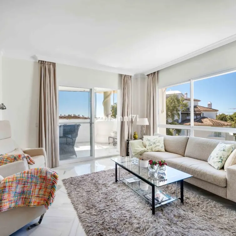 Venta de apartamento en planta media en Elviria