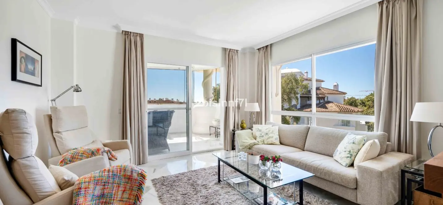 Venta de apartamento en planta media en Elviria 2