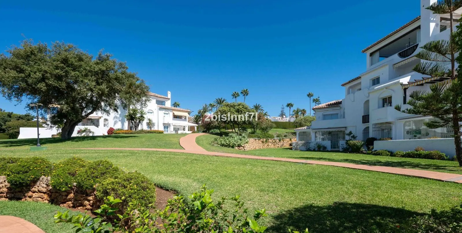 Venta de apartamento en planta media en Elviria 38