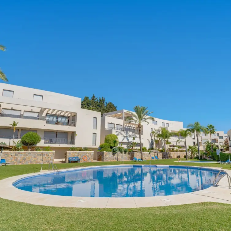 Venta de apartamento en planta baja en Altos de los Monteros