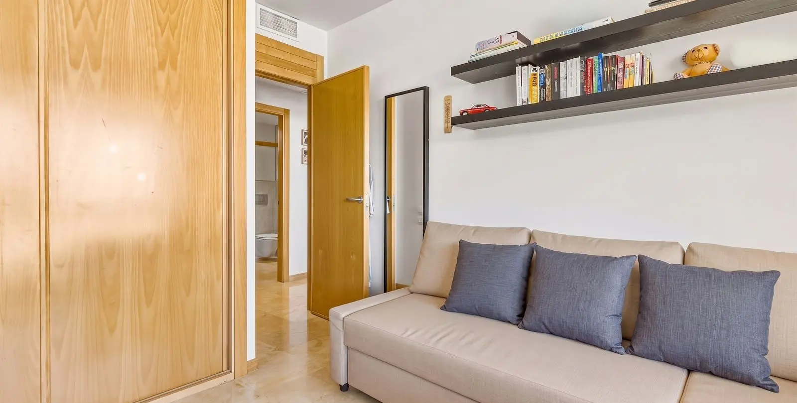 Venta de apartamento en planta baja en Altos de los Monteros 13