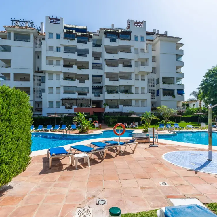 Venta de apartamento en planta baja en Puerto Banús