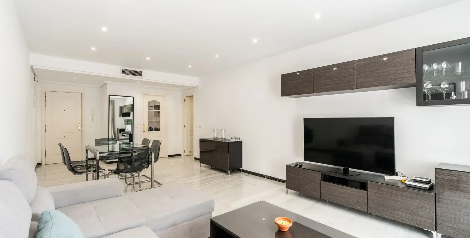 Venta de apartamento en planta baja en Puerto Banús 2
