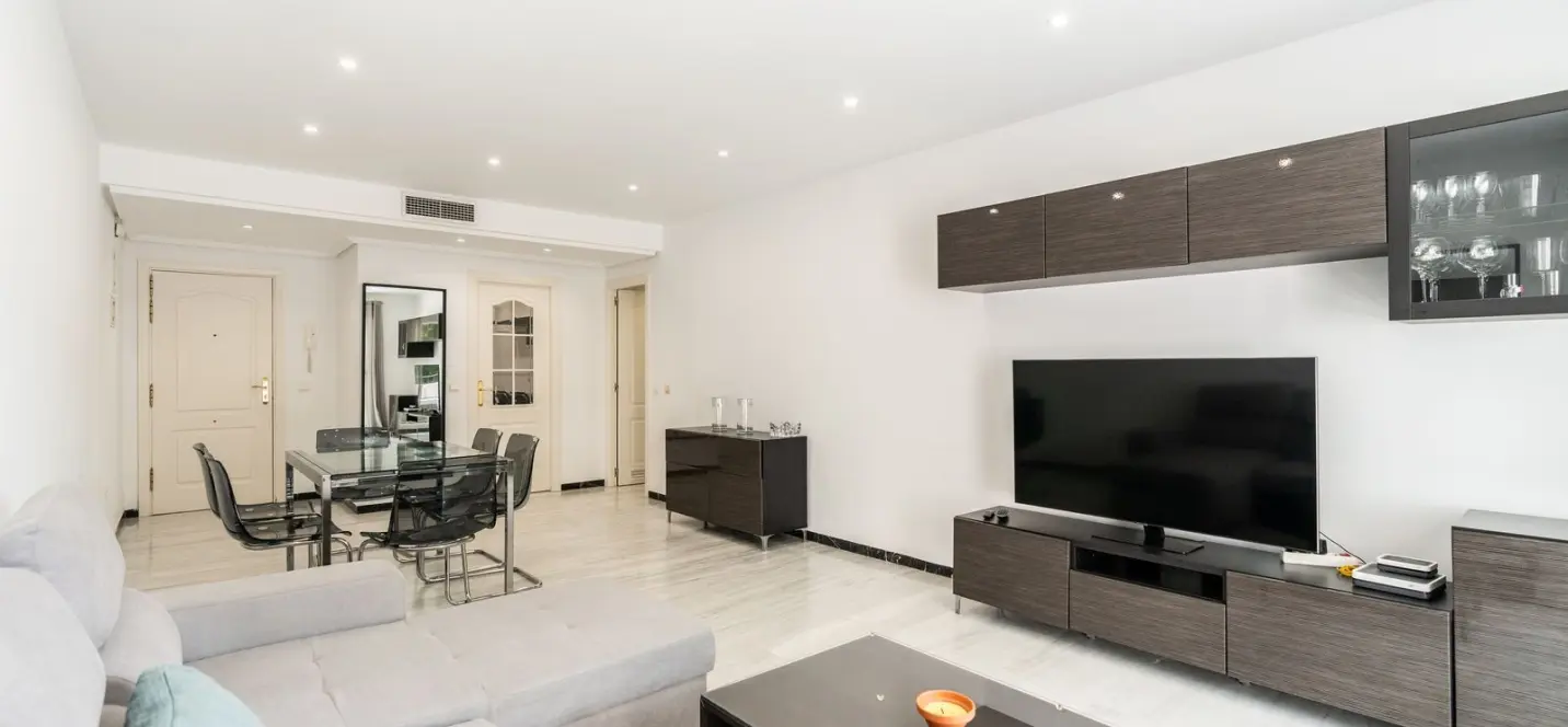 Venta de apartamento en planta baja en Puerto Banús 1