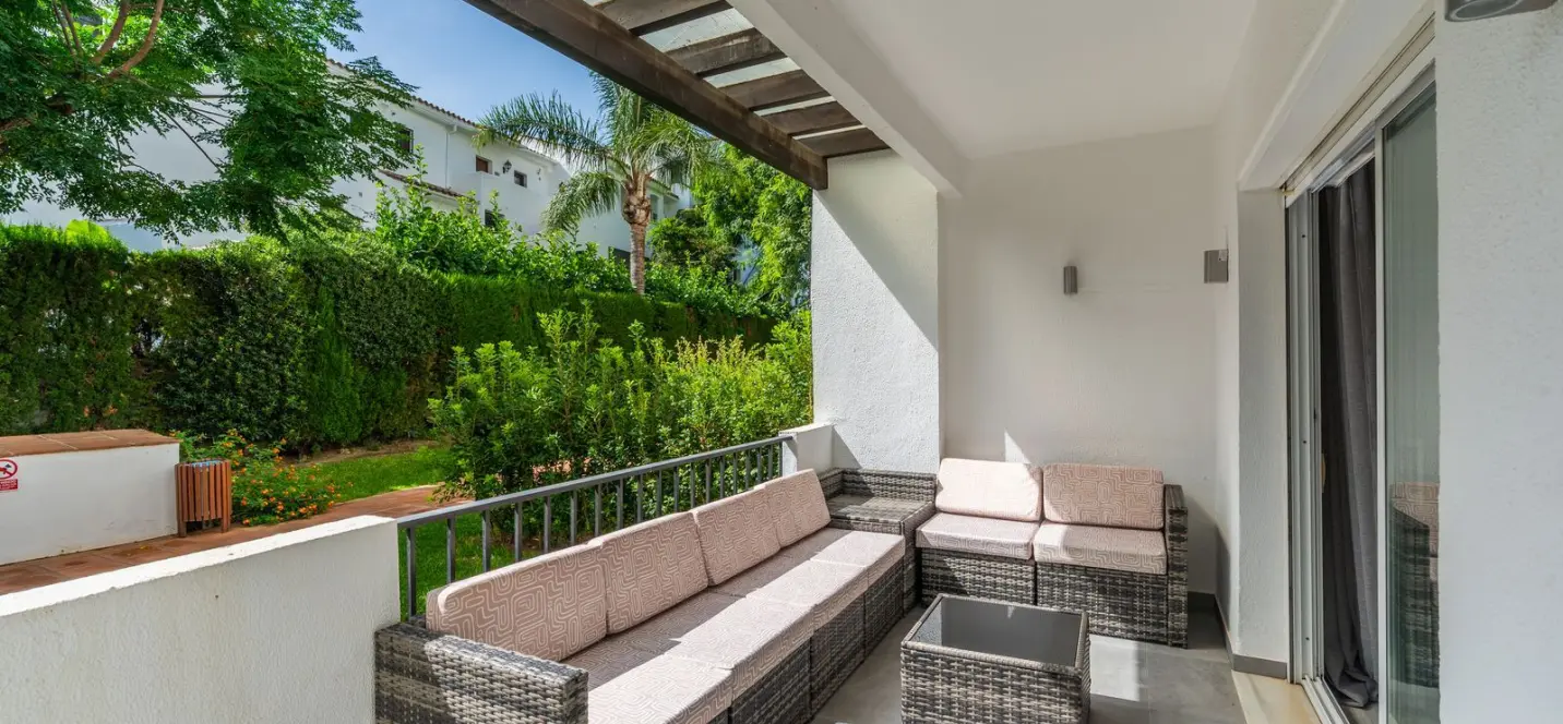 Venta de apartamento en planta baja en Puerto Banús 2