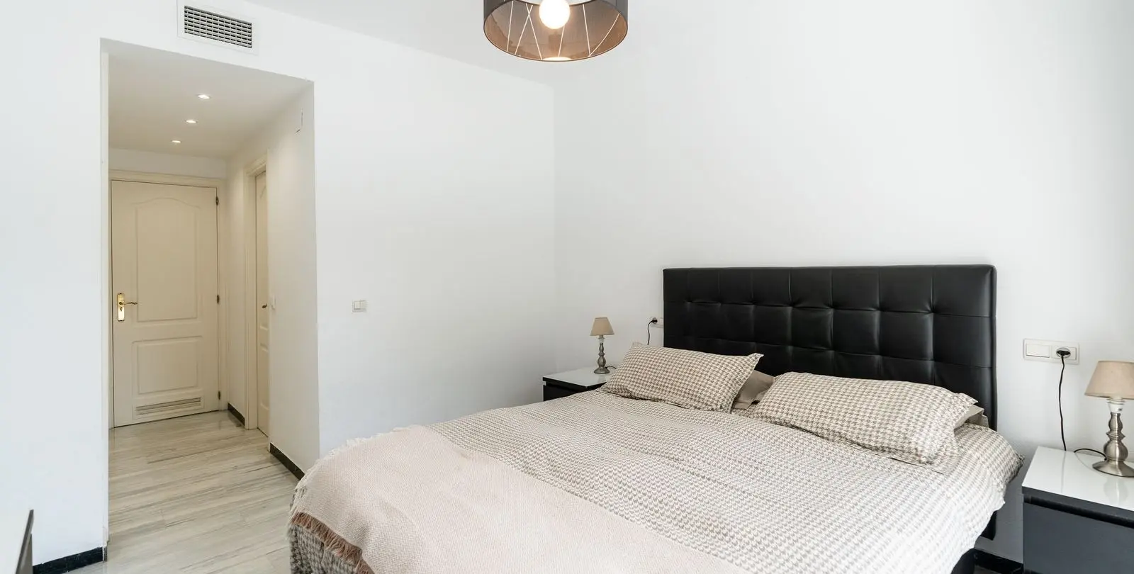Venta de apartamento en planta baja en Puerto Banús 4