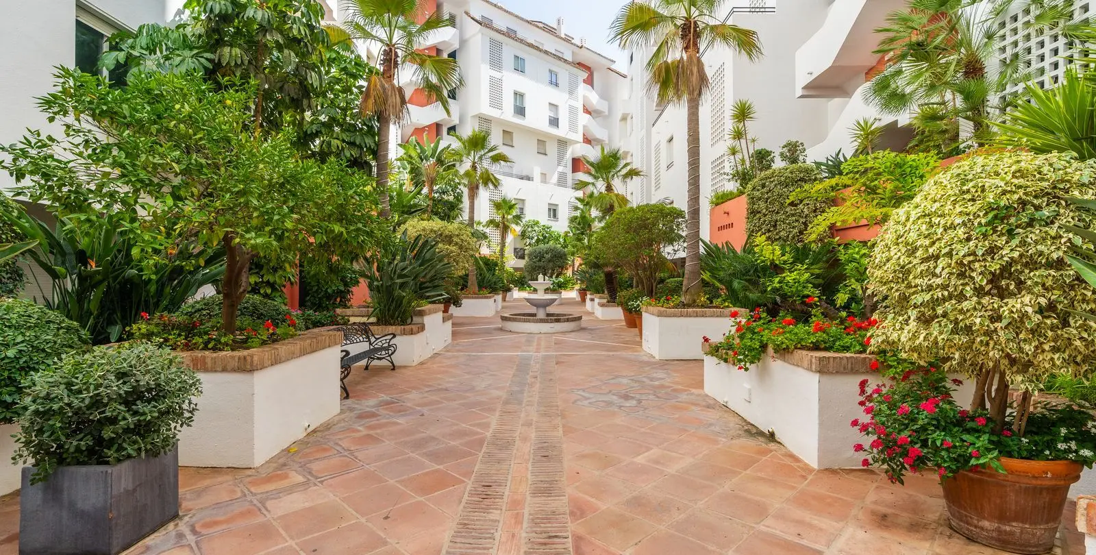 Venta de apartamento en planta baja en Puerto Banús 9