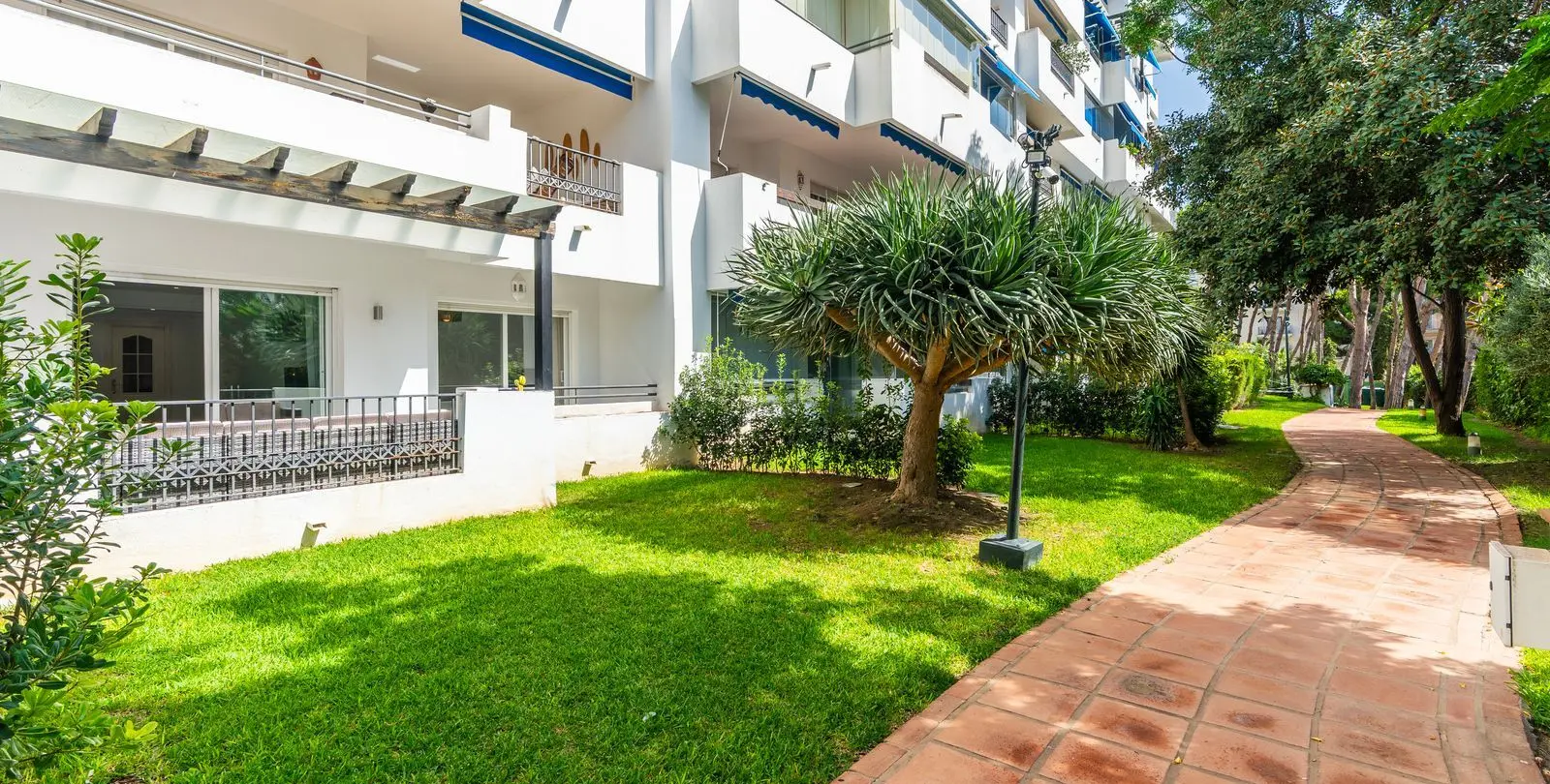 Venta de apartamento en planta baja en Puerto Banús 10
