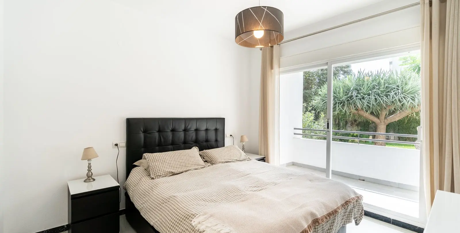 Venta de apartamento en planta baja en Puerto Banús 12