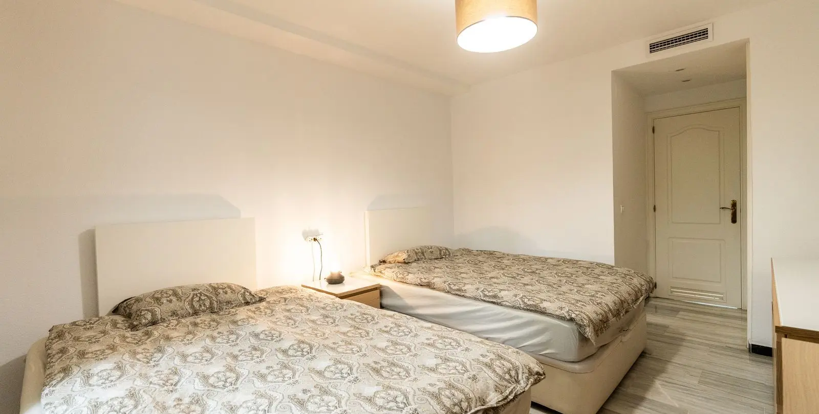 Venta de apartamento en planta baja en Puerto Banús 13
