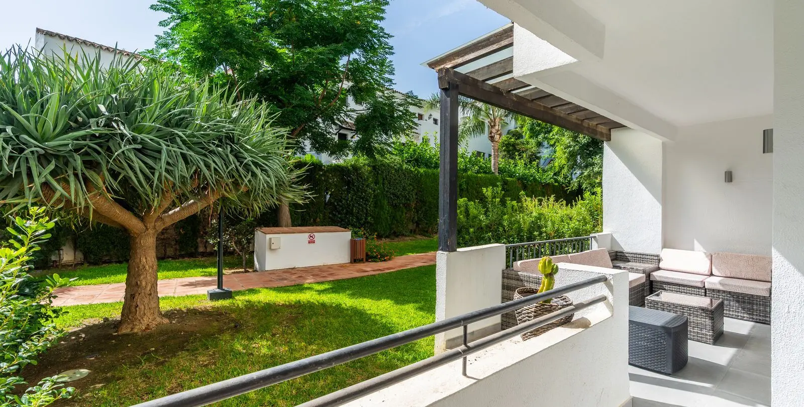 Venta de apartamento en planta baja en Puerto Banús 15