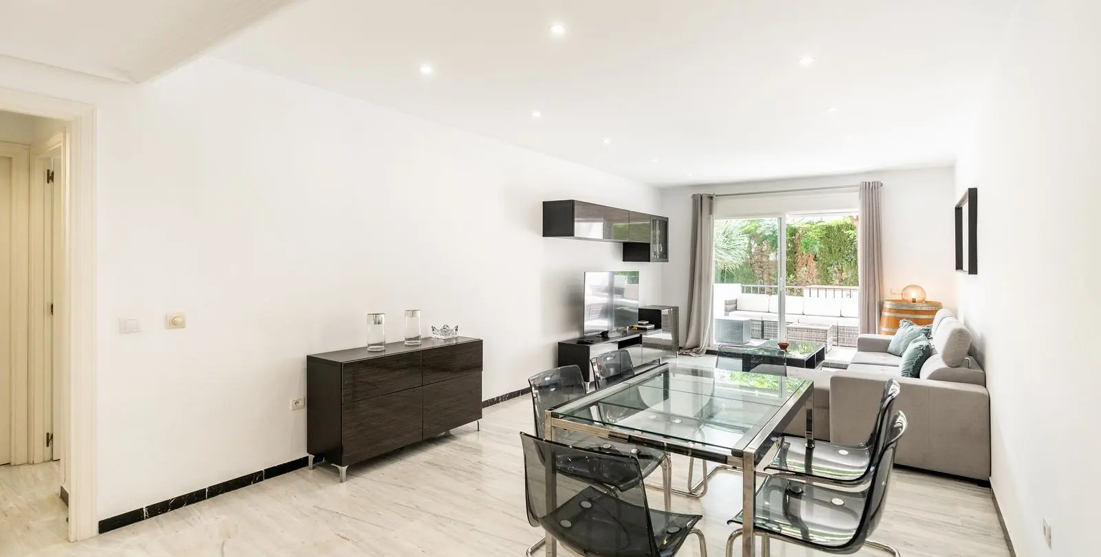 Venta de apartamento en planta baja en Puerto Banús 16