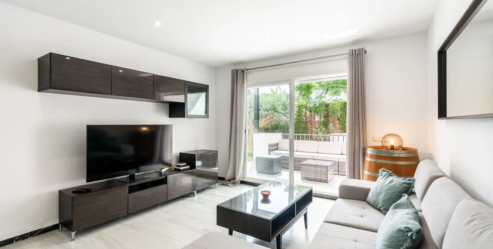 Venta de apartamento en planta baja en Puerto Banús 17