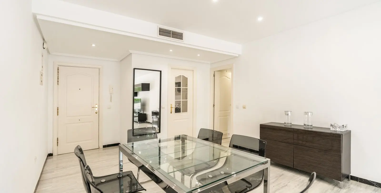 Venta de apartamento en planta baja en Puerto Banús 18