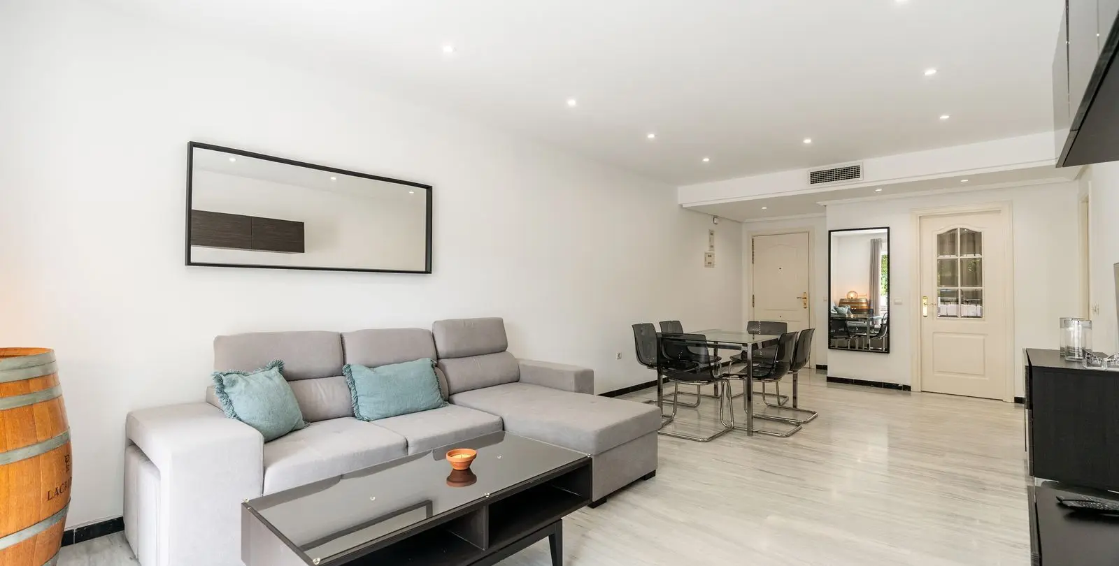 Venta de apartamento en planta baja en Puerto Banús 19