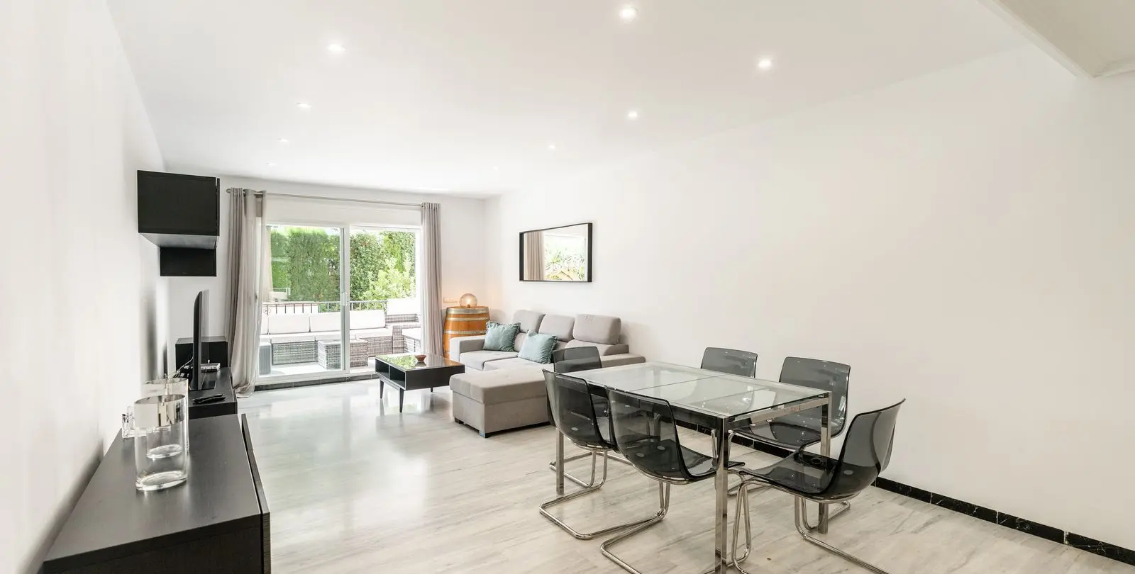 Venta de apartamento en planta baja en Puerto Banús 21